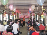Du thuyền trên sông Hồng